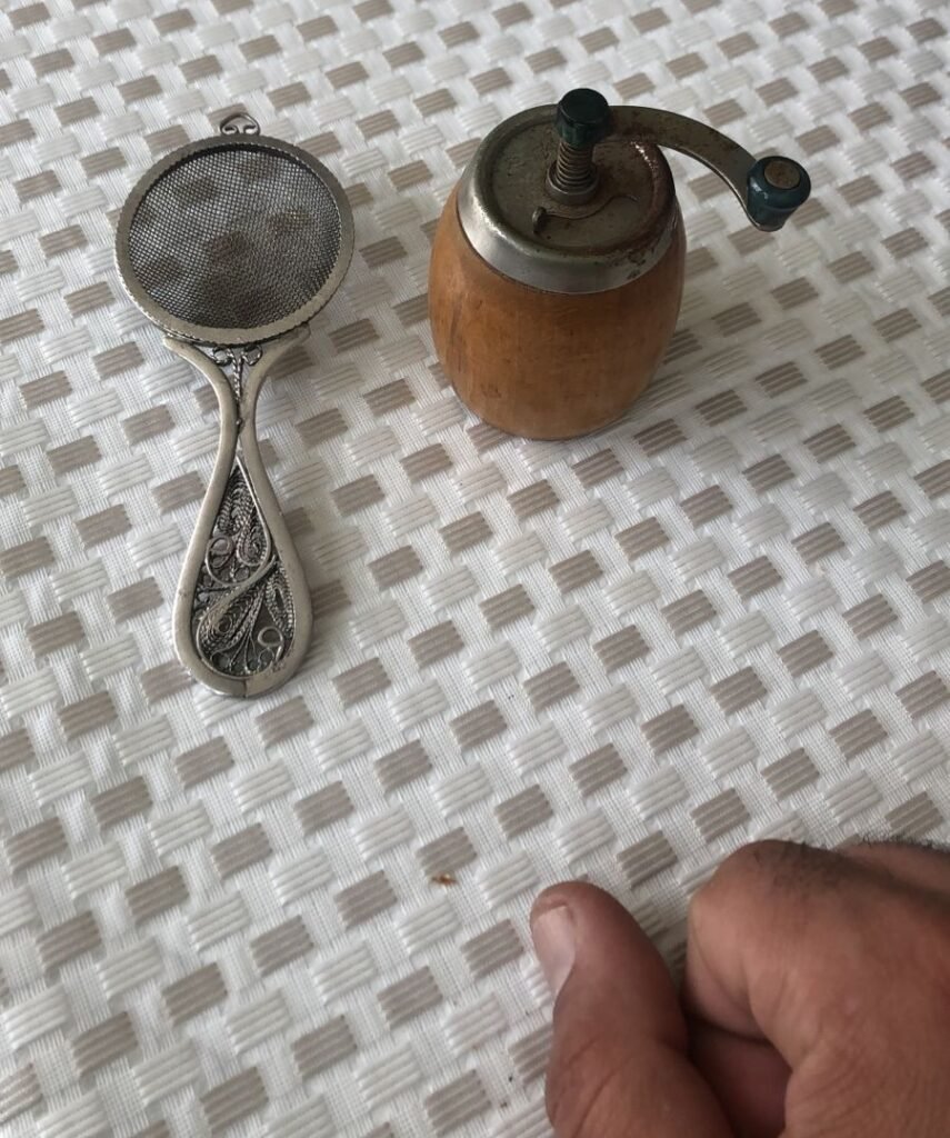 Sovet istehsalı Melxior çay süzgəci və ədviyyat üyüdən